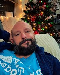 Felt like a crisp fall morning today… so obviously I needed to light an  Apple candle… 🤷🏻‍♂️ funny how my employees don't want to leave my office  now… lol #gaysofinstagram #instagay #gaymen #