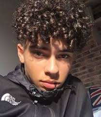 Cette femme mariée, âgée de 27 ans, avait des relations sexuelles avec l'adolescent, parfois dans l'enceinte même de l'école. 160 Idees De Mec Mec Beau Mec Ado Mecs Mignons