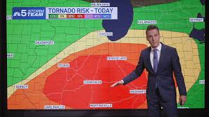 Tornadoes reported in central Illinois, flooding occurs in Chicago suburbs
