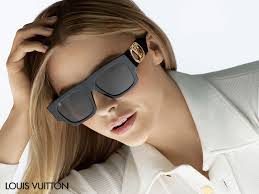 Vous recherchez un modèle de lunettes de soleil spécifique pour les femmes ? Lunettes De Soleil Louis Vuitton Pour Lous The Yakuza Chloe Grace Moretz Somi Maxitendance