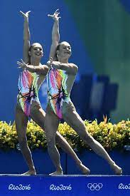 La squadra di nuoto sincronizzato continua le sedute di allenamento. Pin By Szondi Lena On Synkro Synchronized Swimming Swimming Sport Swimming