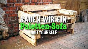 Dabei muss man kein handwerksprofi sein, um in. Anleitung Palettensofa Mit Schrager Ruckenlehne Selber Bauen