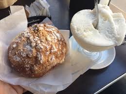 La granita alla mandorla è una preparazione tipicamente della pasticceria siciliana molta apprezzata durante la stagione estiva, consumata sopratutto a colazione viene accompagnata da una morbida <. Granita Alla Mandorla Con Brioche Bild Von Caffe Premier Sizilien Tripadvisor