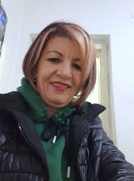 Me pyeten . Si eshte e mundur qe ri gjithmon duke qeshur . Nuk ke asgje ne  jet qe te shteson . Pervesha krahet. Vura buzeqeshjen ne fytyre dhe ju  ktheva .