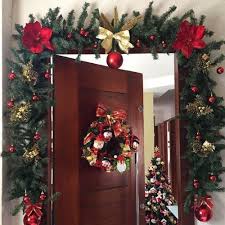 Sin duda una de las mejores cosas de la navidad es que nos acerca a nuestros familiares y amigos y recordamos a aquellos que están lejos con añoranza, por eso es gen… Como Decorar La Puerta De La Casa En Navidad