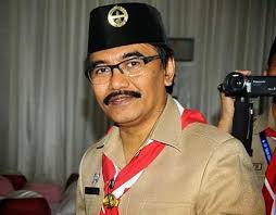 Untung mereka berbaik hati menyetujuinya, si bapak yang berkumis tebal itu mengambil jaketnya melihat hal ini kedua bapak yang dari tadi hanya tertegun serentak maju ikut menggerayangi tubuhku. 12 April Akan Ditetapkan Sebagai Hari Bapak Pramuka Indones