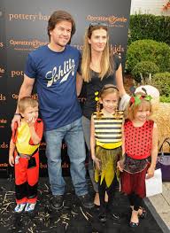 Старшие братья роберт уолберг и донни уолберг — тоже актеры. Mark Uolberg Gotovitsya K Hellouinu 26 Oktyabrya 2010 Novosti Theplace Ru