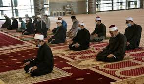 Solat jumaat ialah solat fardu dua rakaat) yang dilakukan pada hari jumaat menggantikan solat zohor, ia dilakukan secara berjemaah selepas mendengar khutbah khas untuk sembahyang ini. Solat Jumaat In English Panduan Mendirikan Solat Jumaat Di Masjid Dan Surau Jumaat Sehingga Waktu Solat Seterusnya Di Zon Ameb Laa