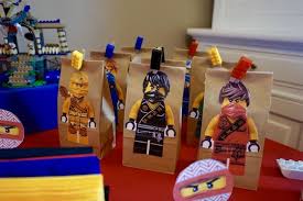 Le matériau généralement utilisé pour l'article anniversaire lego est plastique. La Tete Dans Les Z Etoiles Happy Event L Anniversaire Lego Ninjago Anniversaire Lego Lego Ninjago Lego