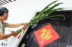 菖蒲 菖蒲（學名：'），也叫做白菖蒲、藏菖蒲，古名蒖、䒢，是一種菖蒲科的水生草本植物。 菖蒲分佈很廣，整個溫帶基本都能找到它，中國各地也都有分佈。 菖蒲可以提取芳香油；端午節有把菖蒲葉和艾捆一起插於簷下的習俗；根莖可製香味料。 亦稱為堯韭。 ç«¯åˆèŠ‚é—¨å‰æŒ‚è‰¾è‰çš„å…¸æ•… è‹¹æžœç»¿