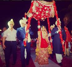 Take A Look At These Unseen Pictures From Arpita Khan S Wedding In 2020 Fashion Bollywood Women