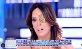 Lui mette la maschera per lo show, ma c'è chi la indossa per la violenza subita. Live Non E La D Urso Gessica Notaro Non Bisogna Dimenticare Mai