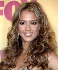 Her hair color is brown. 29 Jessica Alba Hairstyles Hair Cuts And Colors