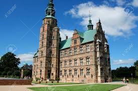 Schloss rosenborg liegt im zentrum von kopenhagen. Schloss Rosenborg In Kopenhagen Danemark Skulptur Des Lowen Gegen Rosenborg Schloss Und Blauer Himmel Statue Befindet Sich Vor Der Brucke Lowe Meditativ Wehmutig Wegschauen Lizenzfreie Fotos Bilder Und Stock Fotografie Image 69315048