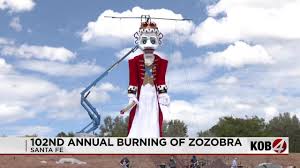 Zozobra：从印第安祭祀到800人协作的“忧伤焚烧”工业，如何用一场大火重塑一座城的旅游经济？