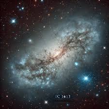 IC 1613 es una galaxia enana irregular en la constelación de Cetus, a unos  2,3 millones de años luz de distancia. Tiene una estructura escasa, con  cúmulos jóvenes de estrellas azules dispersos