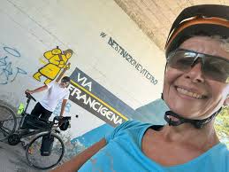 🌴 Aloha dalle Hawaii! Un viaggio che parte da O'ahu, l'isola del ritmo e  dell'energia: Waikiki con le sue onde leggendarie, il profumo di plumeria  nell'aria, il contrasto tra grattacieli e spiagge