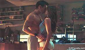 couple love gif couple love makeout discover share gifs books paranormal gifler
