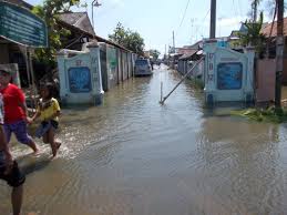 Tuna karya atau istilah yang lebih familiar yakni pengangguran merupakan sebutan untuk orang yang memiliki pekerjaan, bekerja dalam waktu kurang dari dua hari dalam satu minggu, sedang mencari kerja, atau sedang beralih untuk mencari pekerjaan yang lebih layak. Apa Itu Banjir Rob Ciri Penyebab Dampak Cara Mengatasinya