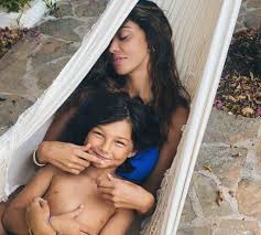 Llevo tu luz y tu olor por donde quiera que vaya twitter.com/belenrdguez. Belen Rodriguez Su Instagram Mamma Commossa Per Il Figlio