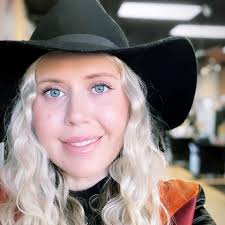 Nicole Broadhead's Instagram, Twitter & Facebook