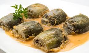 Pela los ajos y pícalos. 12 Recetas Con Alcachofas Karlos Arguinano