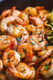 Les Crevettes Au Beurre Citronne Avec Nouilles De Courgettes Une Recette Delicieuse Prete En 10 Min Recette Recette Crevette Facile Crevette Recette Recette