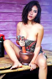 Jul 01, 2021 · karena memakai kemben dan hot pants, beberapa bagian tubuh nia ramadhani terbuka jelas. Pin Di Gaya Ndeso