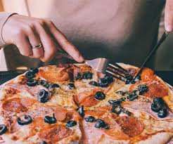 Küüslauk kaste sibul juust peekon salaami hakkliha šampinjonid oliivid jalapeno kebab. St Pauls Pizzeria Pizza Kebab Falafel Sallad Lasagne