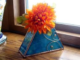 Support De Mini Vase En Verre Teinte A La Main Decoupe Dans Les Tons De Bleu Et Tan Dans La Technique De La Feuille De Cu Mini Vase Vase Holder Blue And