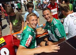 Trotz der eher bescheiden­en statistike­n fahre seine mannschaft aber nach münchen, „um zu gewinnen. Kapitan Oliver Glasner Prasentierte Das Team Der Saison 2011 12 Sv Ried