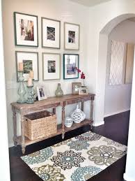 Simple and small entry table ideas. 10 Recibidores Con Encanto Propio Home Decor Entry Table Decor House Interior