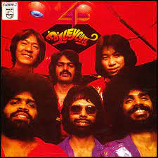 Tak dapat lagi rasanya ku tersenyum setelah kau tinggal pergi biar ku sendiri tanpa hadirmu kini lagi. Alleycats Jika Kau Bercinta Lagi