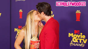 May 16, 2021 · chase stokes and madelyn cline win best kiss outer banks stars chase stokes and madelyn cline pick up the award for best kiss at the mtv movie & tv awards 2021 and share an intimate moment on stage. Chase Stokes Madelyn Cline Make Out Backstage After Winning Big At The 2021 Mtv Movie Tv Awards Gentnews
