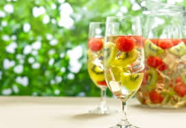 Verde vinho composição de paulo alexandre ninguém na rua, na noite fria, só eu e o luar voltava a casa, quando vi que havia luz num velho bar não hesitei. Um Drink Ideal Para O Verao Com Frutas E Vinho Verde Descubra A Receita Receitas Vinhos Verdes Vinho