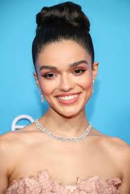 Rachel Zegler selflessly spends time with children who dressed as 'Snow  White' to attend the World Premiere of Disney's Snow White in Hollywood,  Los Angeles. 👸🏼👑