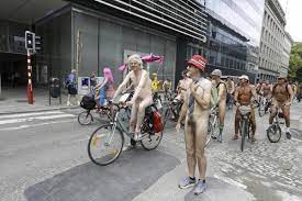 Nackte Radfahrer in den Straßen von Brüssel: 