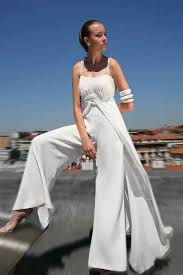 Scegliere l'abito da sposa è un momento importantissimo, anche per le donne mature. Se I Pantaloni Li Porta La Sposa