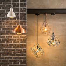 Además, este tipo de iluminarias te proporcionan un haz de luz más intenso y con un mayor rango de alcance, así puedes alumbrar lugares de gran tamaño sin con un solo. Como Elegir Lamparas De Techo Leroy Merlin