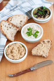 Per realizzare la salsa tonnata iniziate a sminuzzare il tonno ben sgocciolato dall'olio e raccoglietelo nel boccale del mixer insieme ai capperi sciacquati e strizzati, alle acciughe diliscate e al tuorlo d'uovo sodo sbriciolato. Ricetta Salsa Tonnata Dissapore