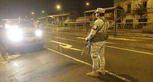 Las medidas seguirán vigentes hasta las 11:59 p.m a partir del lunes 25 de mayo, las horas de toque de queda obligatorias se reducirán en lima y gran parte del país, con toque de queda a partir de las 9. Toque De Queda Inmovilizacion Social Obligatoria Coronavirus En Peru Existe Diferencia Entre Inmovilizacion Social Obligatoria Y Toque De Queda Cuarentena Estado De Emergencia Nndc Peru Gestion