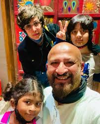 He has been married to mandira bedi since february 14, 1999. Q8ij3iwtopf9lm