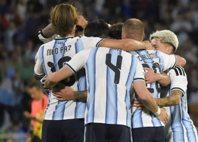 Argentina goleia Bol&iacute;via sem Messi e Flaco Lopez desencanta