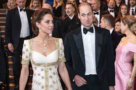 Cei doi au tinut sa aiba doua si nu un tort, asa. Printul William Si Kate Middleton Oaspeti De Onoare La Premiile Bafta Ducesa A Imbracat O Rochie Pe Care A Purtat O In 2012