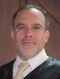 Archivo:Retrato oficial de Magistrado HENRY PHILIP COMTE VELÁSQUEZ (VII  Magistratura) (2) (cropped).jpg