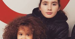 2 chị em gái cao nhất nước Anh