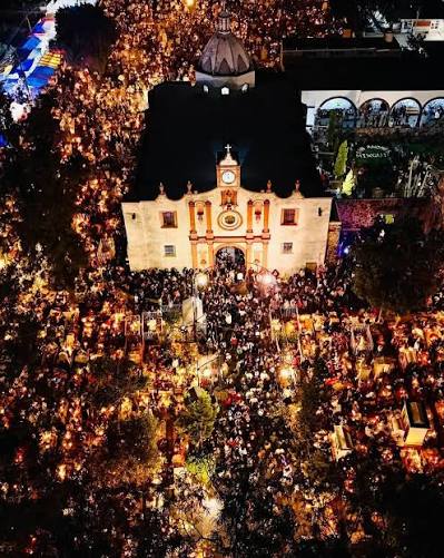 ✨ MIXQUIC, TRADICIÓN QUE NOS BRINDA IDENTIDAD MUNDIAL ✨ Mixquic se ha  consolidado como uno de los destinos perfectos para celebrar el  #DíaDeMuertos. 🏵️ Aquí, la famosa Alumbrada ilumina las tumbas de
