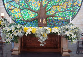 Sedangkan rangkaian bunga lainnya disesuaikan dengan bentuknya, seperti bunga meja dan bunga, daun, dan buah digunakan sebagai penghias gereja katedral. Warna Liturgi Lusius Sinurat