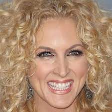 Scroll below and check more details information about current net worth as well as monthly/year salary, expense, income reports! Kimberly Schlapman Bio Family Trivia Famous Birthdays