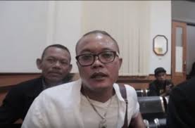Sule tak lupa memasang foto berdua bersama sang istri yang terpasang di belakang meja kerjanya. Mantan Istri Diisukan Hamil Duluan Sebelum Nikah Begini Kata Sule Matamata Com